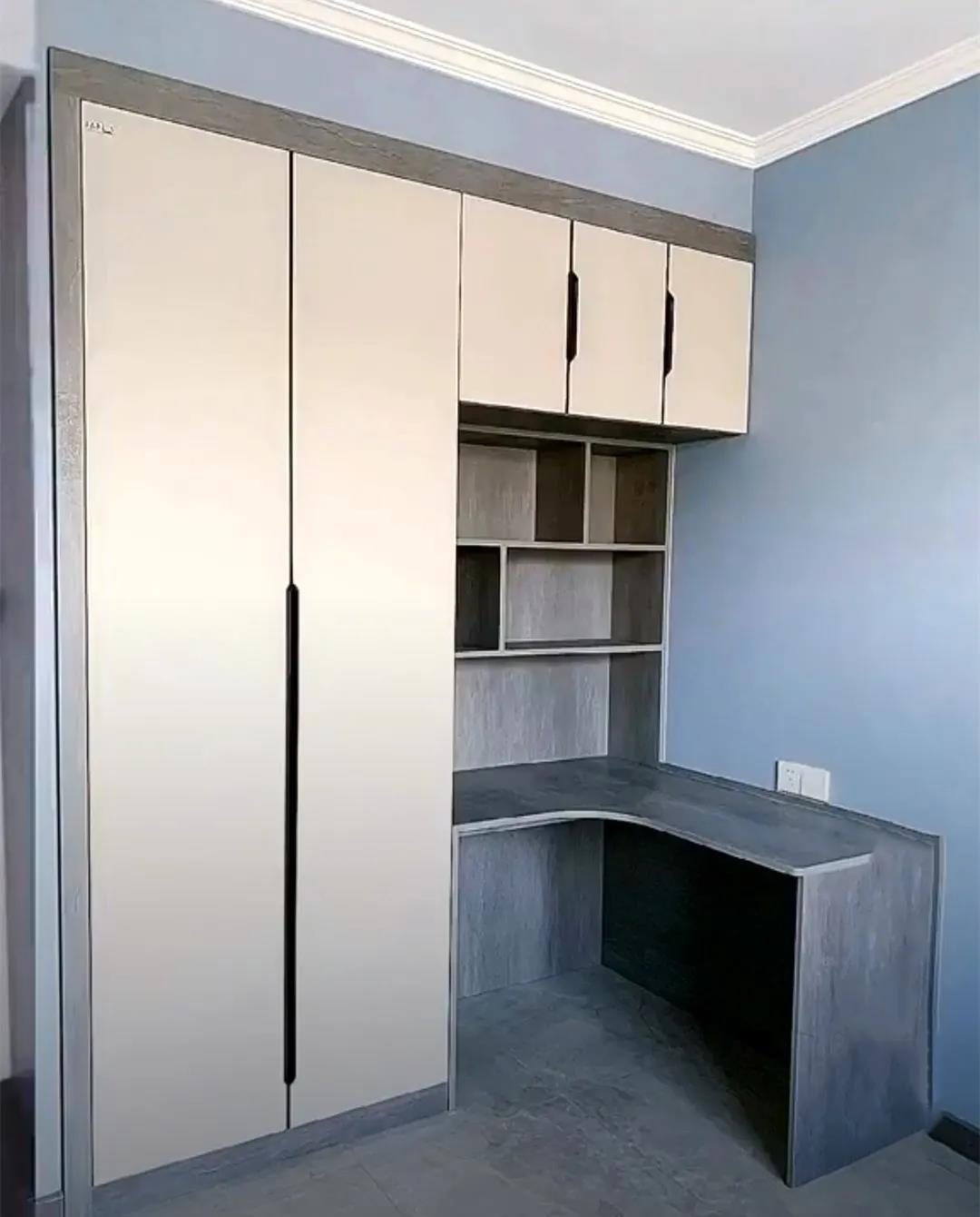 衣柜靠墙处掏个洞，装个半内嵌的转角书桌，小户型这么设计省空间
